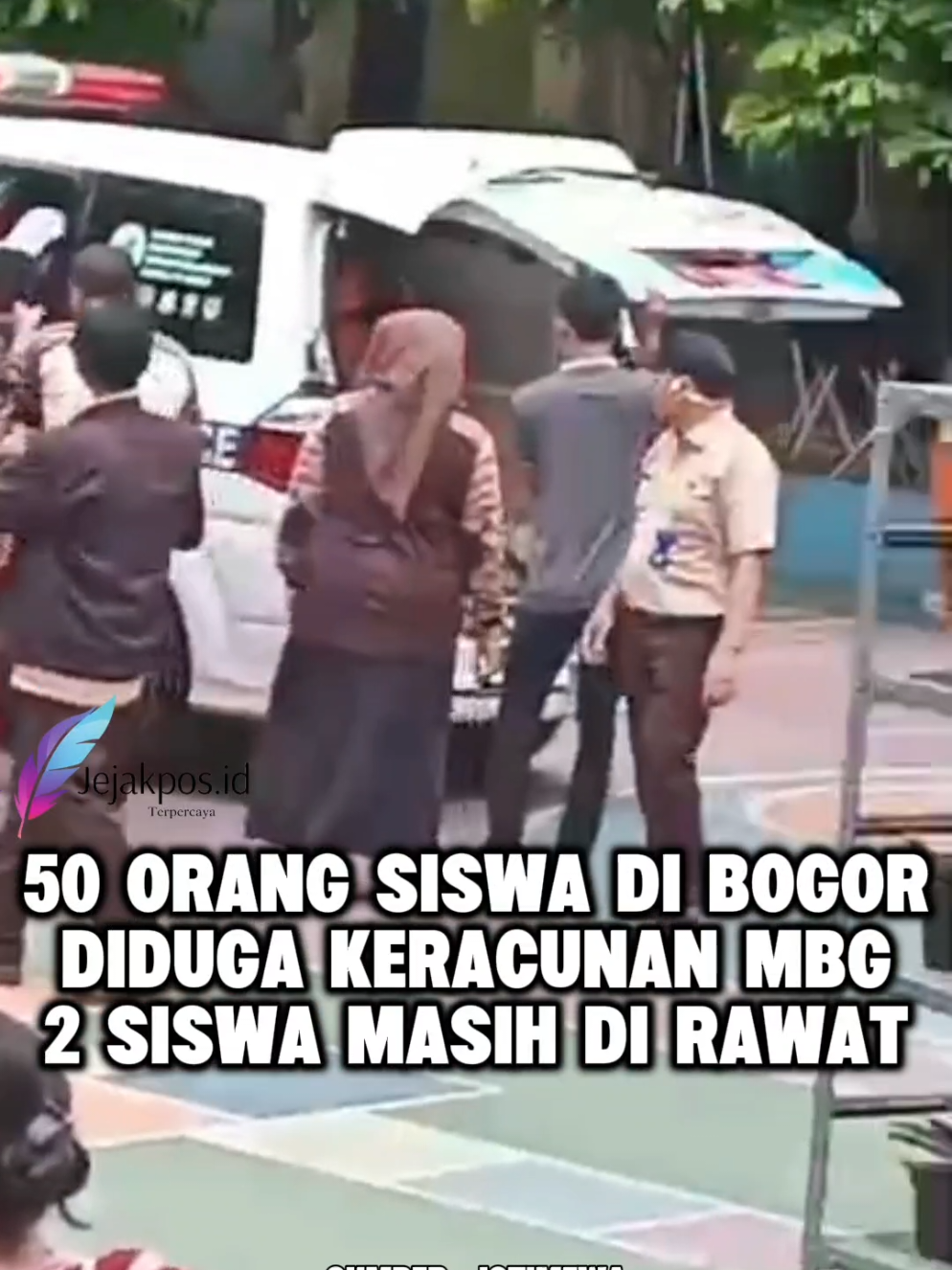 Kasus dugaan keracunan massal setelah mengonsumsi menu Makan Bergizi Gratis (MBG) di Kota Bogor terus berkembang. Data mencatat total 50 siswa dari berbagai sekolah menjadi korban keracunan tersebut. Pihak Dinas Kesehatan Kota Bogor telah bergerak cepat menangani para korban di sejumlah fasilitas kesehatan terdekat. Mayoritas korban adalah pelajar dari klaster SD Batutulis dan SMK PUI. Menurut data yang dirilis, 50 korban keracunan berasal dari lima sekolah berbeda, dengan rincian sebagai berikut: SD Batutulis 3	24 Orang SD Batutulis 2	11 Orang SMK PUI	12 Orang SD Lawang Gintung 2	2 Orang SD Batutulis 1	1 Orang Total	50 Orang Para korban keracunan ditangani di tiga Pusat Kesehatan Masyarakat (Puskesmas) di wilayah Bogor Selatan: Puskesmas Bosel: 37 Orang Puskesmas Bondongan: 12 Orang Puskesmas Lawang Gintung: 1 Orang Hanya Dua Siswa yang Tersisa di Rumah Sakit. Dari total 50 korban yang ditangani, sebanyak lima orang sempat dirujuk ke rumah sakit untuk penanganan lebih lanjut. Namun, laporan terbaru menunjukkan bahwa sebagian besar korban telah membaik dan diizinkan pulang. Saat ini, hanya dua siswa yang masih menjalani perawatan intensif di rumah sakit, yaitu: 1 siswa di RS UMMI 1 siswa di RS Melania Dugaan keracunan ini terpusat pada menu MBG yang didistribusikan oleh Satuan Pelayanan Pemenuhan Gizi (SPPG) 8 Batutulis. Diketahui, SPPG tersebut dikelola oleh Yayasan Bina Insan Mandiri Nusantara di bawah pengelola berinisial Bpk. Budi. Pemerintah Kota Bogor melalui Dinas Kesehatan dan Badan Gizi Nasional (BGN) saat ini tengah melakukan investigasi menyeluruh, termasuk pemeriksaan sampel makanan dan inspeksi mendadak ke dapur SPPG yang bersangkutan, guna memastikan penyebab pasti keracunan dan mencegah kasus serupa terulang. #mbg #jejakposid #bogor #keracunanmbg #bgn 