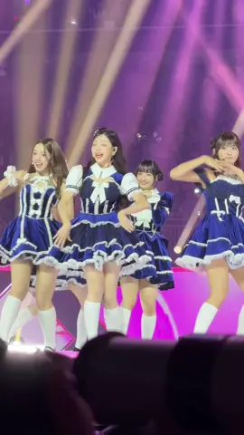 So pretty 😭 #unis #kpop #kgma UNIS at the KGMA 