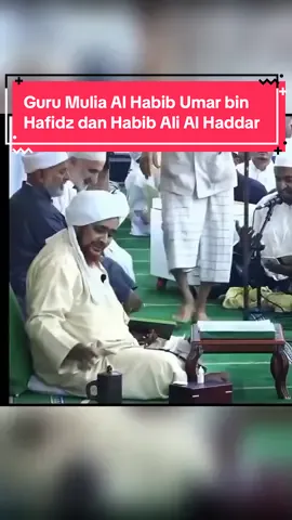 Guru Mulia Al Habib Umar bin Hafidz ketika datang Al Habib Ali bin Muhammad Al Haddar #ulama #tarim #hadramaut #yaman #fyp 