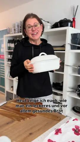 Saftigstes Karottenbrot aus dem Celebration Ofenmeister White Dieses saftige Karottenbrot bleibt lange frisch und bekommt durch Sauerteig, Brühstück und Karotten eine besonders aromatische Krume und eine kräftige Kruste. Ich habe es im Celebration Ofenmeister White von Pampered Chef gebacken. Dieses Sondermodell ist nur erhältlich, solange der Vorrat reicht. Wenn du Interesse hast, schreib mir das Wort Zaubertopf und ich sende dir die Informationen per Direktnachricht. Rezept @sevi_baeckt_und_koechelt  Sauerteig (12 Stunden vorher) 200 g Weizenmehl Type 1050 150 g Wasser 10 g Roggenanstellgut Tipp: Falls kein Sauerteig vorhanden ist, kannst du den Vorteig mit 3 g Hefe ansetzen. Brühstück  50 g Kürbiskerne 50 g Sonnenblumenkerne 50 g Buchweizenflocken 150 g kochendes Wasser Hauptteig 150 g geriebene Karotten 150 g Wasser 3 g frische Hefe 10 g Honig Sauerteig Brühstück 100 g Weizenmehl Type 550 150 g Weizenmehl Type 1050 100 g Roggenmehl Type 1150 2 TL Salz 20 g Kürbiskernöl Zubereitung Sauerteig ansetzen und 12 Stunden ruhen lassen. Für das Brühstück Kerne und Flocken mit heißem Wasser übergießen und abkühlen lassen. Kann gerne 12 Stunden im Kühlschrank stehen. Alle Zutaten zu einem glatten Teig verarbeiten, Teigruhe einhalten. Den Teig nach dem Kneten 90 bis 120 Minuten ruhen lassen und anschließend nach dem Formen weitere 45 bis 60 Minuten im Celebration Ofenmeister White ruhen lassen, einschneiden 1 h mit Deckel backen, bis die Kruste kräftig ausgebacken ist. Wenn du den Celebration Ofenmeister White sichern möchtest, schreib mir Zaubertopf. Ich schicke dir alle Informationen per Direktnachricht. #karottenbrot #sauerteigbrot #brotbacken #brotbackenleichtgemacht #pamperedchef           