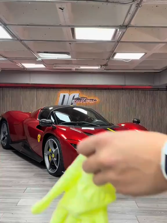 Hay sonidos… que no se olvidan. El clic del contacto, el rugido del V12, el aire cortando la fibra de carbono. No es solo un coche. Es una obra de arte sobre ruedas. Tener una pieza así delante… es