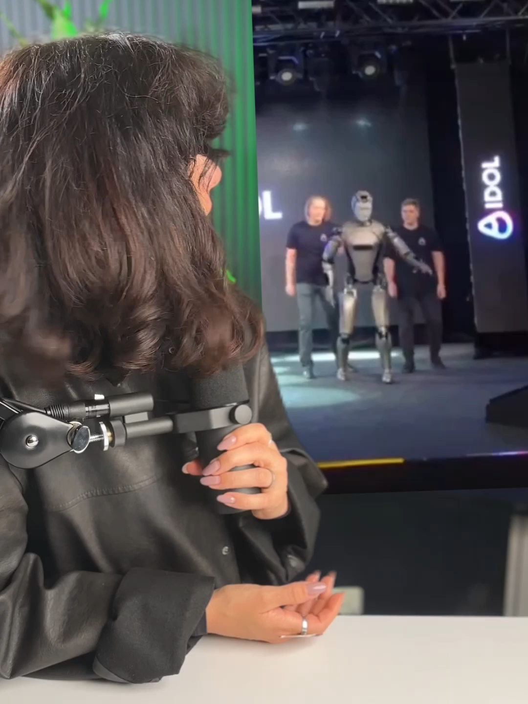 Primul robot umanoid rus a căzut pe scenă ca ultimul bețiv în șanț #robot #rusia #umanoid #inteligentartificiala #aidol #tehnologie #roffw #stiri #infos