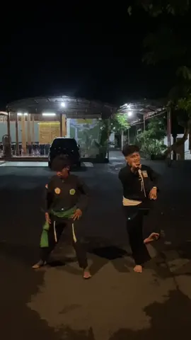 Saya salut dengan mentalmu @Ncuss Tampans 🙏🏻 walaupun agak engkres namanya juga manusia , pasti berbeda beda watak nya , seng penting seduluran selawase 🤍💚 masalah sudah clear ya man teman 🙌🏻 #masdio22 #pshtblora #pshtpusatmadiun #pshtindonesia22 #psht 