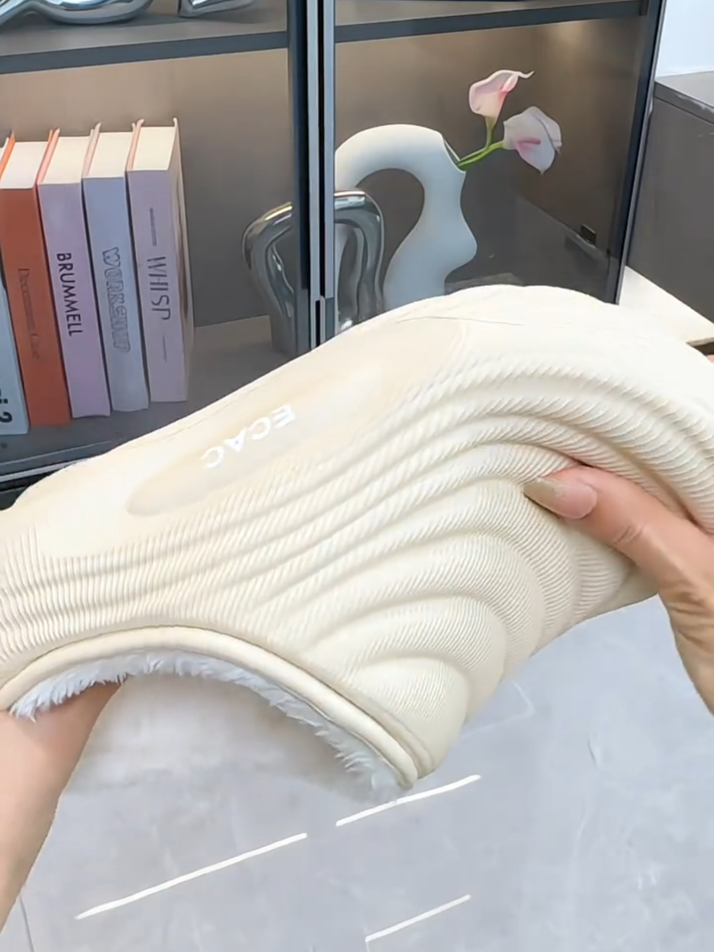 Đôi dép lót bông dày dặn này nhìn thật thích quá các chị em ơi, nam nữ đeo đều được, đế dày dặn chống trượt, đi trong nhà hay ngoài trời đều thời trang mà gi,á lại cực hạt dẻ  #deplotlong #depbong #giadungtienich #xuhuongtiktok #viral