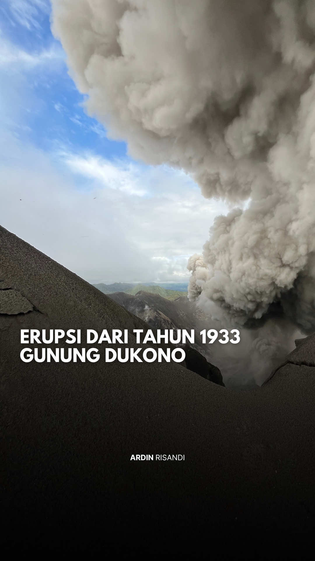 Kenapa Gunung Ini Gak Pernah Tidur dari 90 TAHUN LALU? Dukono (Halmahera Utara) memegang gelar sebagai salah satu gunung paling aktif di Indonesia. Aktivitas erupsinya berlangsung non-stop sejak tahun 1933. Erupsi Dukono yang sering adalah upaya pelepas tekanan dari magma dangkal, sehingga menghasilkan hujan abu berkala. Ini artinya kamu harus sangat aware dengan prosedur keselamatan di zona aktif Kalau kamu udah pernah ke sini, coba share pengalaman kamu kena hujan abu di Dukono! #Dukono #PendakiIndonesia #EdukasiGunungApi #Volcanology #HalmaheraUtara  