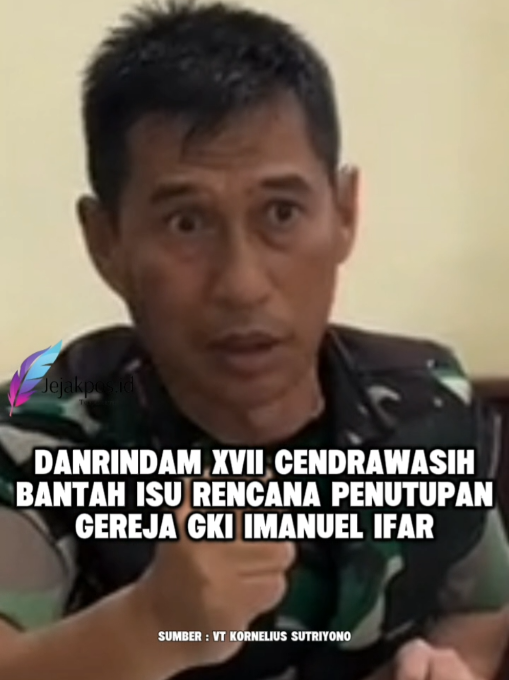 Isu pembongkaran dan penutupan Gereja GKI Jemaat Imanuel Ifar Gunung di Kompleks Rindam XVII/Cenderawasih yang memicu aksi protes jemaah pada Jumat (14/11/2025) dipastikan sebagai kesalahpahaman. Komandan Rindam XVII/Cenderawasih, Brigjen TNI Endra Saputra Kusuma, menegaskan bahwa pihaknya tidak pernah mengeluarkan perintah penutupan atau pembongkaran gereja. Klarifikasi ini disampaikan usai pertemuan dengan Forum Kerukunan Umat Beragama (FKUB) Papua, Persekutuan Gereja-Gereja di Papua, dan anggota DPRD Kabupaten Jayapura. Komandan Rindam XVII/Cenderawasih, Brigjen TNI Endra Saputra Kusuma, menegaskan bahwa pihaknya tidak pernah mengeluarkan perintah penutupan atau pembongkaran gereja. Klarifikasi ini disampaikan usai pertemuan dengan Forum Kerukunan Umat Beragama (FKUB) Papua, Persekutuan Gereja-Gereja di Papua, dan anggota DPRD Kabupaten Jayapura. #jayapura #jejakposid #rindamxviicendrawasih #tni #gki 