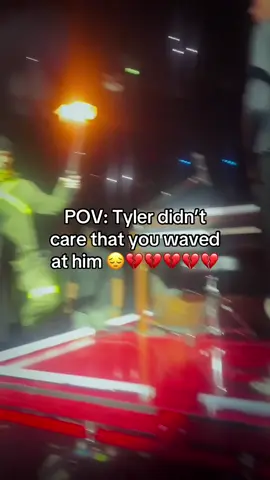 So it was more of an air grab, but guys he’s so unfazed 😭 - - #tylerjoseph #joshdun #twentyonepilots #tøp #formidable_dragon 