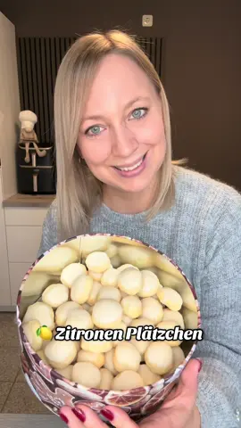 🍋 Zitronen Plätzchen So einfach und doch sooo lecker! 🥰 Zutaten: - 350 g Mehl - 130 g weiche Butter - 110 g Erythrit-Stevia oder Zucker - 1 Ei - 1 TL Backpulver - Abrieb einer Zitronenschale - 3 EL Zitronensaft - Prise Salz Guss: - Pudererythrit oder Puderzucker - Zitronensaft Zubereitung: Alle Zutaten miteinander verkneten und den Teig mindestens 1 Stunde kühl stellen. Backofen auf 150 Grad Umluft vorheizen. Kleine Kugeln formen und für 15 Minuten backen. Aus Pudererythrit und Zitronensaft einen Guss machen und Plätzchen mit der Oberseite eintunken. #plätzchen #weihnachtsbäckerei #backen #christmasbaking #einfacheplätzchen 