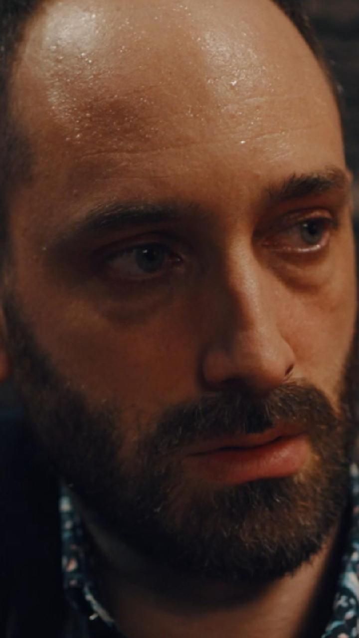 În Groapă, cel mai greu e să te trezești prins între prezentul dur și trecutul care nu iartă. Vali știe asta, simte asta. #GroapaSerial #VoyoOriginal