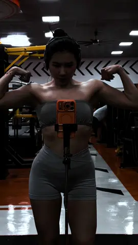 phụ nữ khôn ngoan là phải học cách làm việc của đàn ông Cứng rắn, quyết đoán, dứt khoát và mạnh mẽ. Một người phụ nữ độc lập, ko bao giờ phải nhờ vả ai làm hộ mình bất cứ điều gì mới là phụ nữ hp.( đó là quan điểm của cá nhân mình ) 😅#gymer #gym #Fitness #girlgym #xuhuong 