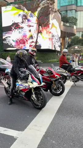 Tại Tân Thiên Địa tình cờ gặp 