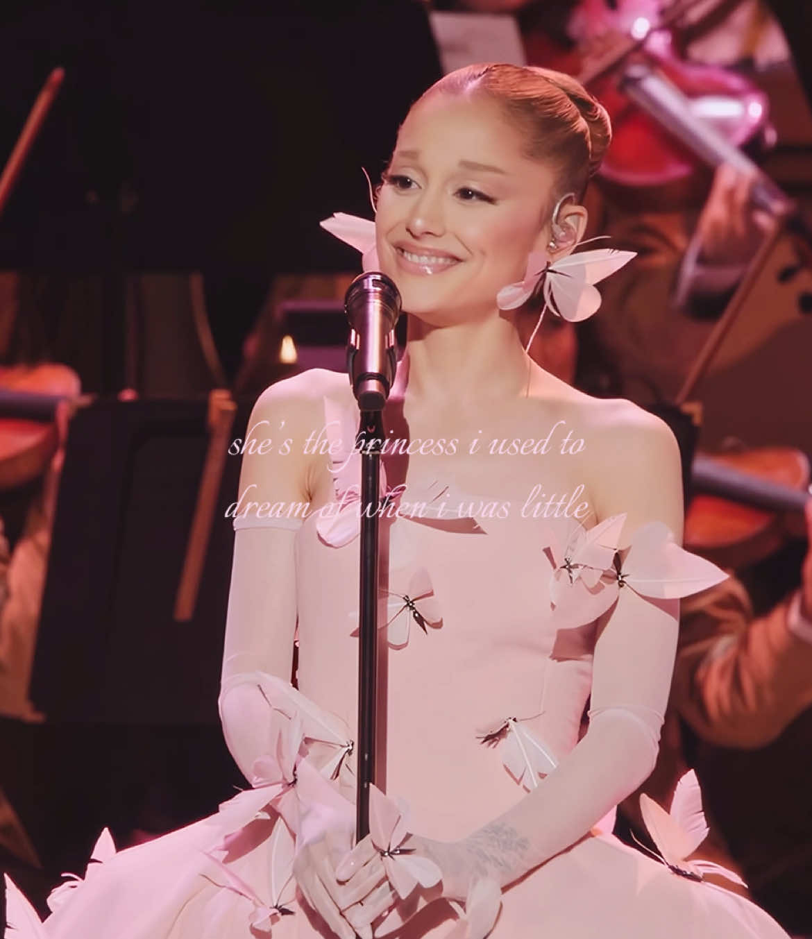 it look like dorothy ain’t in kansas anymore, i do you like a chore - mac #arianagrande #wicked #princess #foryoupage #viral  SLEEPING BEAUTY, CINDERELLA, GLINDA, DISNEY PRINCESS, ONCE UPON A DREAM, EDIT 