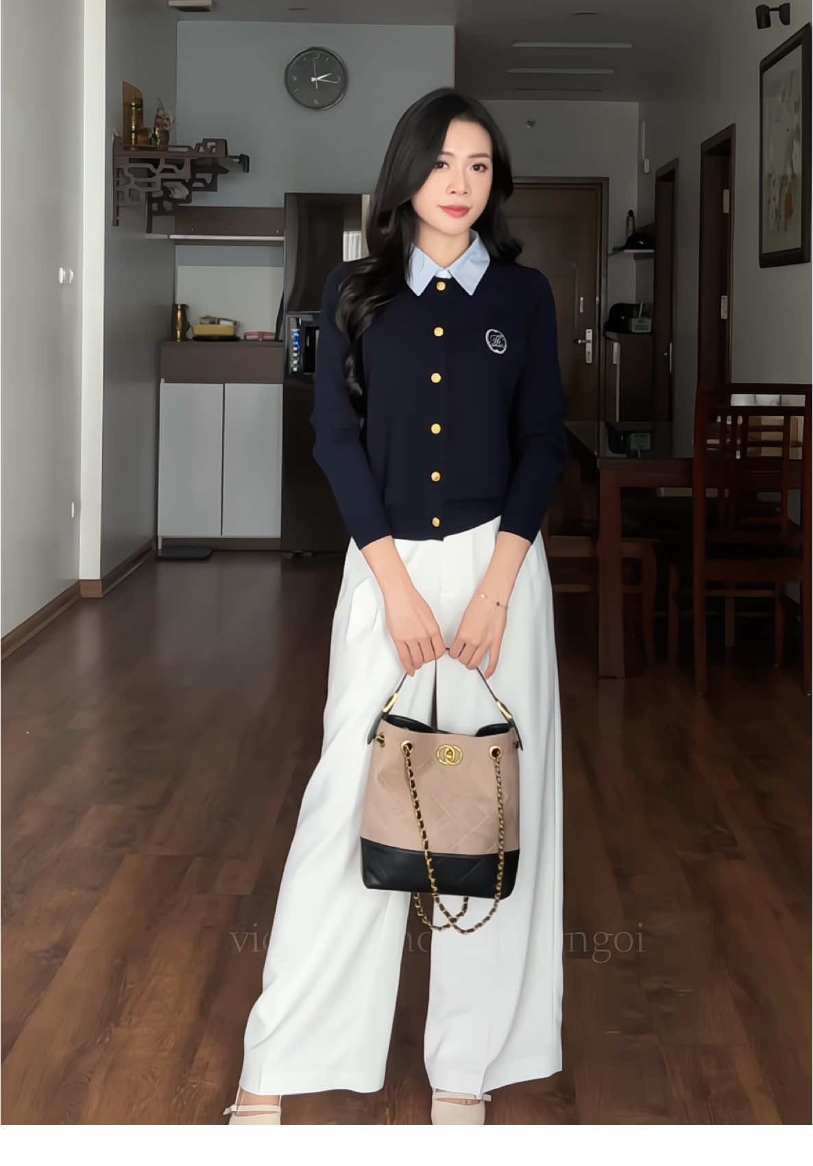 Cardigan phối cổ sơmi basic mix gì cũng đẹp, sáng dậy khỏi phải nghĩ outfit nạ #tiinstore #aocardigan #aolenphoicosomi #aolennu #aolenxinh 