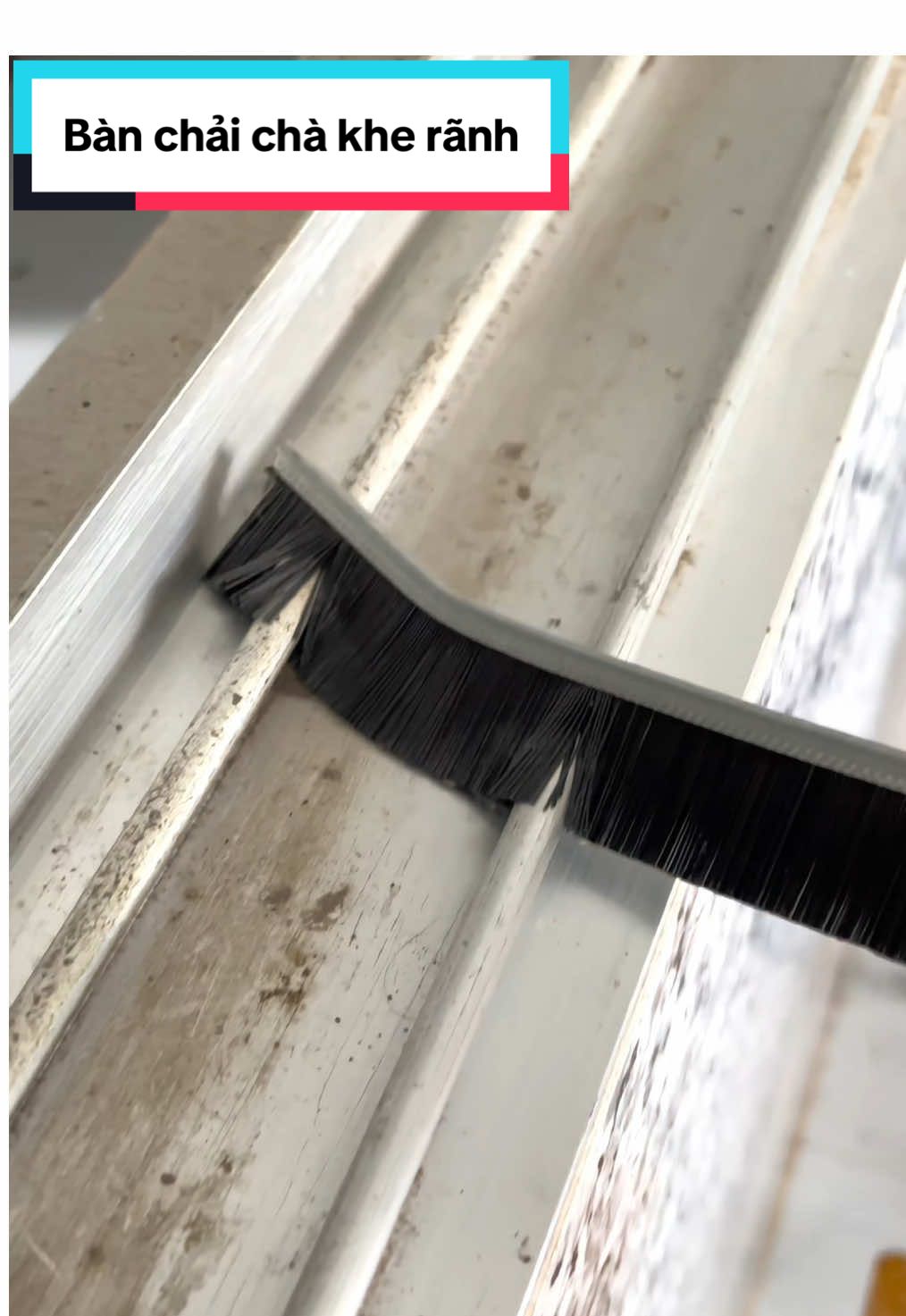 Chà khe rãnh sạch trơn #nhumedau #caychakheranh #banchaichakheho #giadungtienich #xuhuong  @Như mẹ Dâu 