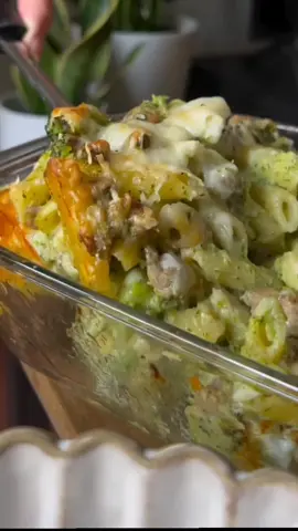 Buon pranzo a tutti 💛 oggi abbiamo preparato un primo piatto 🍽️ gustoso 😋  non potevo mancare,di lasciarvi la ricetta 📖👇Pasta al forno con broccoli e salsiccia  Ingredienti:  250g di penne rigate  400g di broccoli  200g di salsiccia  1/4 di bicchiere di vino bianco  200g di besciamella 30g di asiago  30g di parmigiano grattugiato  1 spicchio d'aglio d'aglio Sale qb *Ingredienti besciamella:  200ml di latte intero  20g di burro  20g di farina 00  Noce moscata Procedimento:  Iniziare dalla salsiccia che deve essere  rosolata in padella con un filo d'olio e uno  spicchio d'aglio sfumare con del vino  bianco. A parte, cuocere in acqua bollente salata per 6 minuti i broccoli precedentemente lavati, puliti e tagliati grossolanamente.  Scolare i broccoli in padella insieme alla  salsiccia e nella stessa pentola cuocere la  Pasta per metà tempo rispetto a quello indicato sulla confezione.  Preparare anche la besciamella classica e  coprirla con la pellicola fino al momento dell'utilizzo.  Scolare la pasta e condirla già in pentola con un parte di broccoli, una parte di salsiccia, una parte di besciamella e una parte di parmigiano e asiago.  Trasferire il tutto all'interno di una pirofila oliata cosparsa di pangrattato completare parmigiano e asiago.  Trasferire il tutto all'interno di una pirofila oliata e cosparsa di pangrattato e completare con besciamella, broccoli, salsiccia e formaggi avanzati.  Cuocere in forno statico preriscaldato a 190C per 25-30 minuti o fino a quando non si sarà formata la crosticina.  Buon appetito🍽️😋