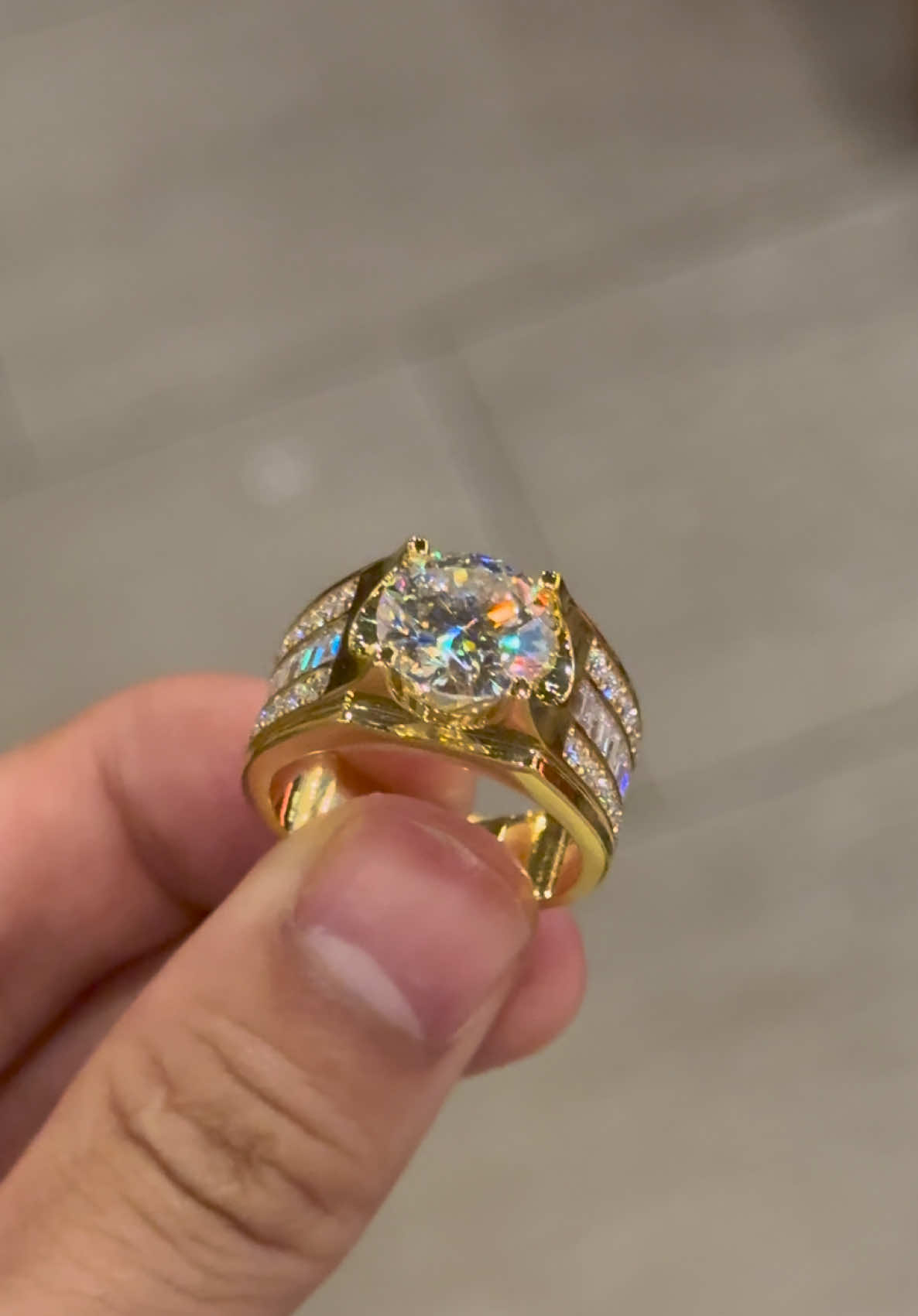 Chủ 10ly nổi bật 💍 ổ nhẫn vàng gold ful kim moiss có làm ae thích thú không ạ 💎??#xuhuong #trangsuc #kimcuongmoissanite #daimond #xuhuongtiktok 