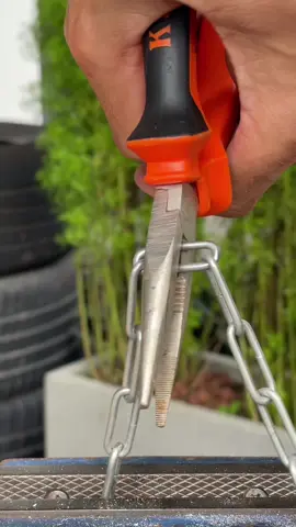 A simple way to cut a chain — have you tried this yet? #DIY 