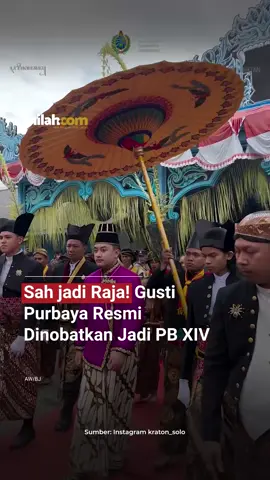 KGPAA Hamengkunegoro atau Gusti Purbaya resmi dinobatkan sebagai Paku Buwono (PB) XIV dalam upacara Jumeneng Dalem yang digelar di Keraton Kasunanan Surakarta Hadiningrat, Sabtu (15/11/2025). Penobatan berlangsung melalui prosesi adat yang diawali ritual tertutup dan dilanjutkan upacara terbuka di kompleks keraton. - Selengkapnya kunjungi website dengan klik link di bio atau download aplikasi di AppStore dan Google Play Store. #InilahNews #KGPAAHamengkunegoro #GustiPurbaya #Inilahcom #titiktengah 