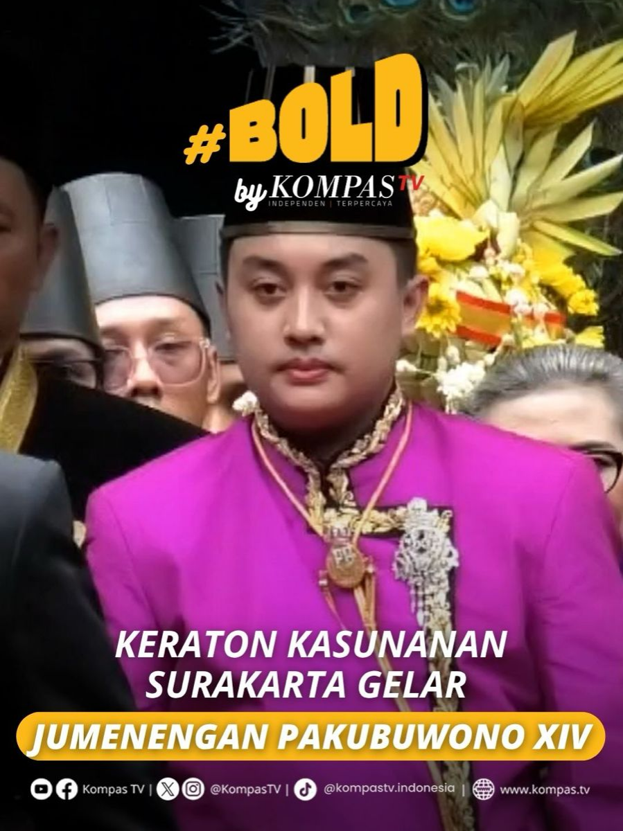 Kanjeng Gusti Pangeran Adipati Anom (KGPAA) Hamengkunegoro atau Gusti Purboyo resmi bergelar Sampean Dalem Ingkang Susuhunan Kanjeng Susuhunan Senopati ing Ngalaga Abdurrahman Sayidin Panatagama kang Jumeneng Kaping 14 dalam upacara Jumenengan Dalem Nata Binayangkare di Keraton Surakarta, Sabtu (15/11/2025). Prosesi penobatan Pakubuwono XIV dimulai dari Ndalem Prabasuyasa, sebelum beliau berjalan menuju Kamandungan, lalu ke Siti Hinggil. Di Siti Hinggil, Pakubuwono XIV Hamengkunegoro membacakan Sabda Dalem atau sumpah sebagai penerus Pakubuwono XIII. Diketahui, ini merupakan pengukuhan Raja Solo dari kubu putra mahkota. Sementara, kubu yang lain yakni putra tertua dengan nama KGPH Hangabehi. Ia dinobatkan sebagai Pakubuwono XIV oleh Lembaga Dewan Adat Solo. Tuliskan komentarmu dan dapatkan berita terkini lainnya di www.kompas.tv serta youtube.com/kompastv #BOLDKompasTV