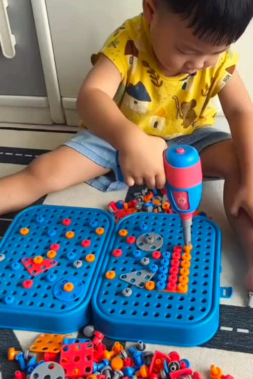 Main sekrup, asah kreativitas! 🔩🚀 Set mainan bongkar pasang ini latih motorik halus & imajinasi. Cocok untuk calon insinyur cilik! #mainanstem #mainansekrup #edukasianak #tiktokindonesia#fyp