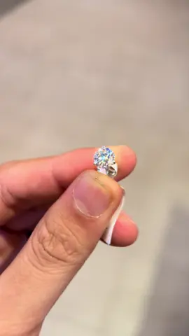 Bông tai vàng trắng kim Moiss 6,3ly lấp lánh 💎 Loanh quanh 3 củ ạ #cambodia #trangsuc #fyp #phanhungluxury #nhannammoissanite 