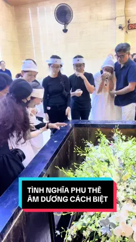 Âm dương cách biệt, tình nghĩa phu thê vẫn còn nguyên vẹn. Dẫu một người đã nằm xuống, một người vẫn ở lại, nhưng sợi dây gắn kết của vợ chồng đâu dễ gì đứt đoạn. Những năm tháng chung đường, những bữa cơm đầm ấm, những lần nắm tay vượt qua bão giông… tất cả giờ hóa thành ký ức, thành nỗi nhớ hằn sâu trong tim người ở lại.#amduongcachbiet #tinhnghiaphuthe #tanglemartino 