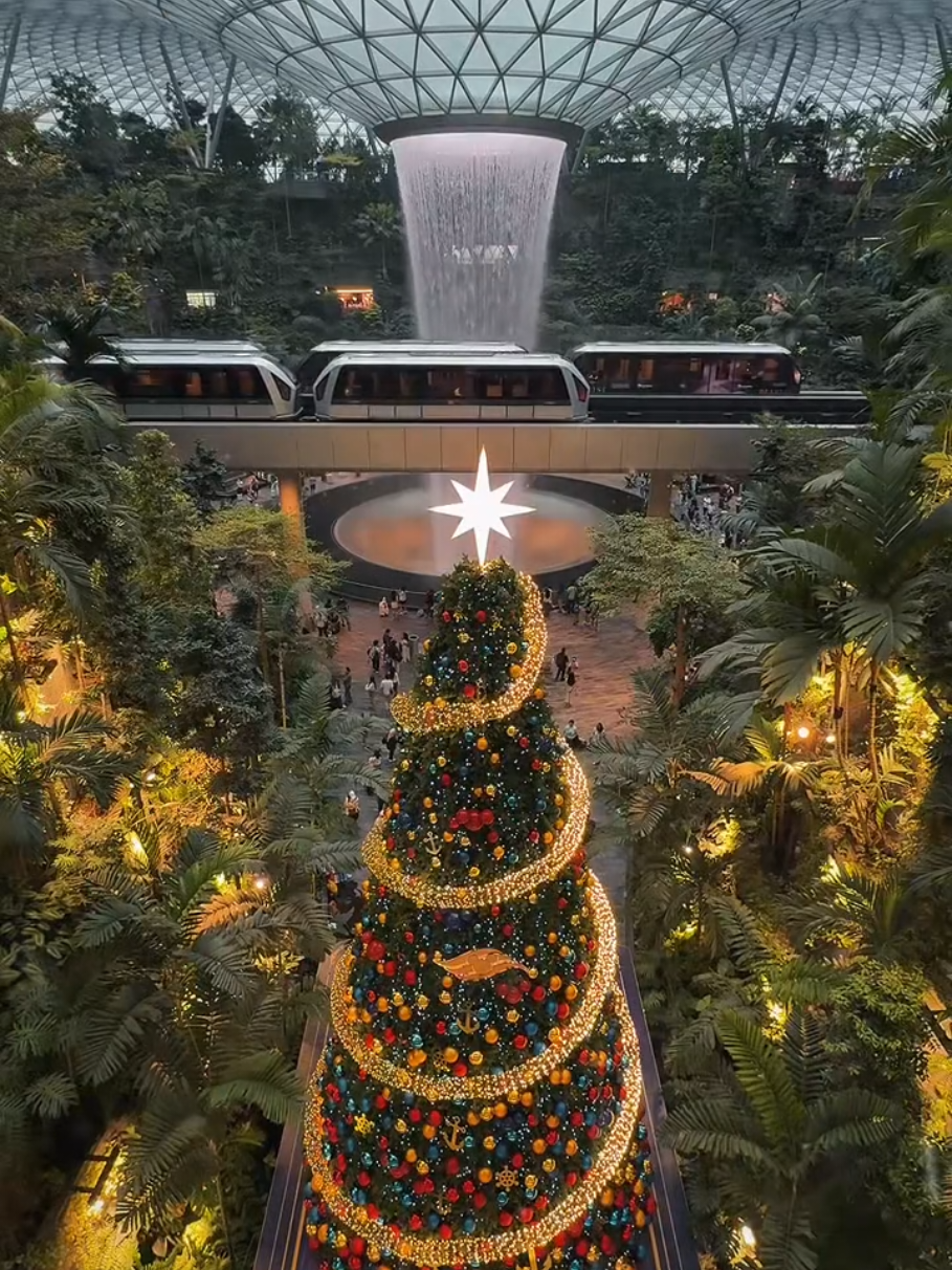 Tới Sân bay Changi check in thôi mn ơi 🥰🥰 Quá là xịn luôn ạ!!! #changi #changiairport #singapore #merrychristmas #yendidulich 