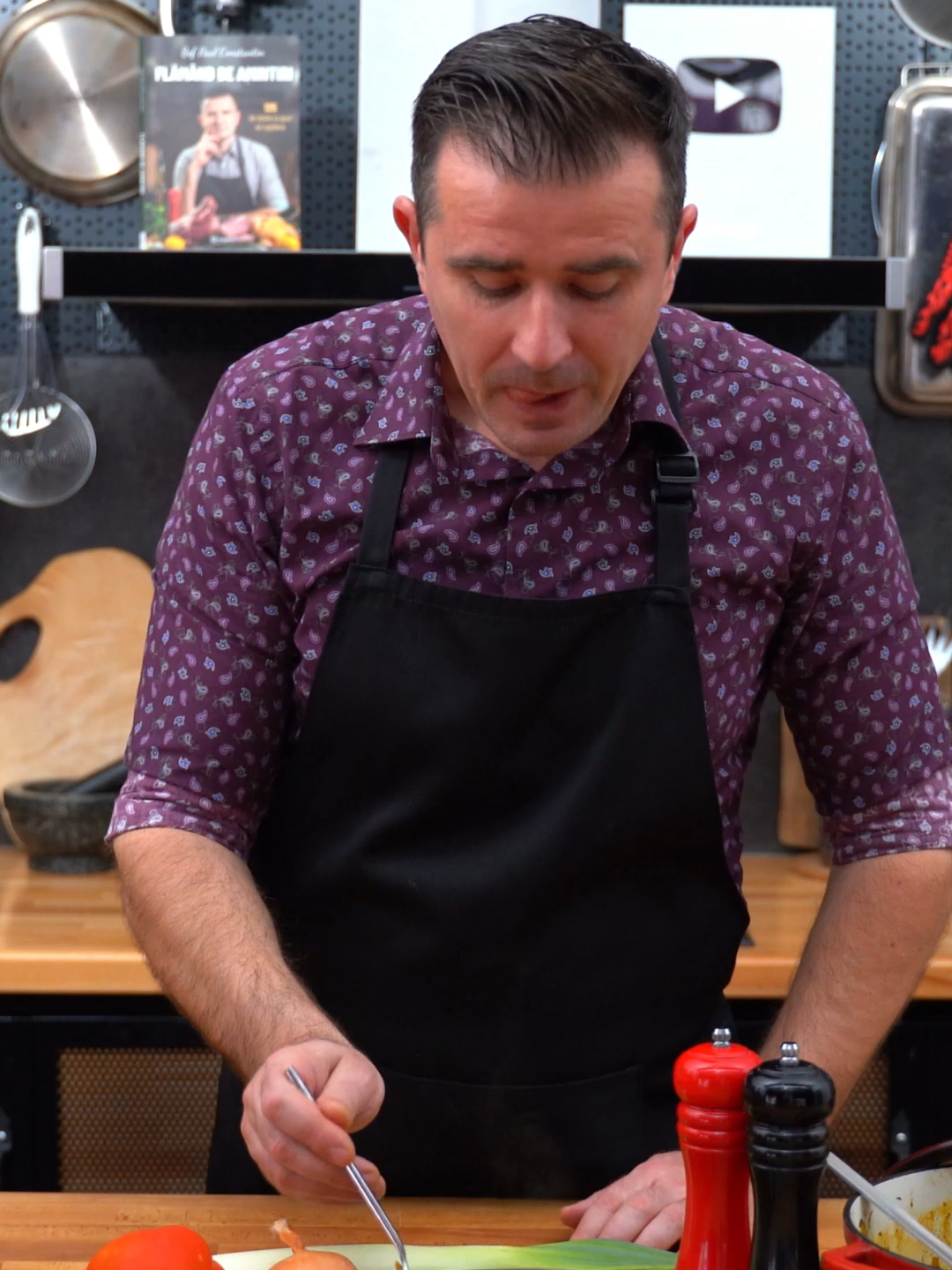 M-am hotărât ca postul ăsta să mănânc doar bunătăți: praz fraged, ciuperci rumenite, măsline aromate și toate legumele bune puse la foc mic să își combine gusturile. Perfectă cu un orez simplu, o mămăligă, sau chiar așa, cu pâine ruptă direct în sos. Tu ce rețete cu praz gătești? #retetadepost #prazcuciuperci #gustdebine #sefpaulconstantin