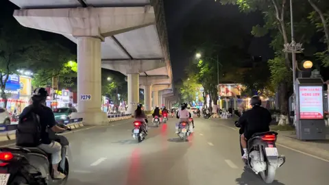 Giữa thành phố đông đúc người xe, tôi lạc lõng giữa dòng đời vội vã. Nỗi nhớ gia đình chợt ùa về, giữa những ngày mưu sinh vất vả chỉ mong một cuộc sống đủ đầy… @Hà Nội Về Đêm ❤️ #hanoivedem❤ #langthanghanoi #nhachaymoingay #xuhuong2025 