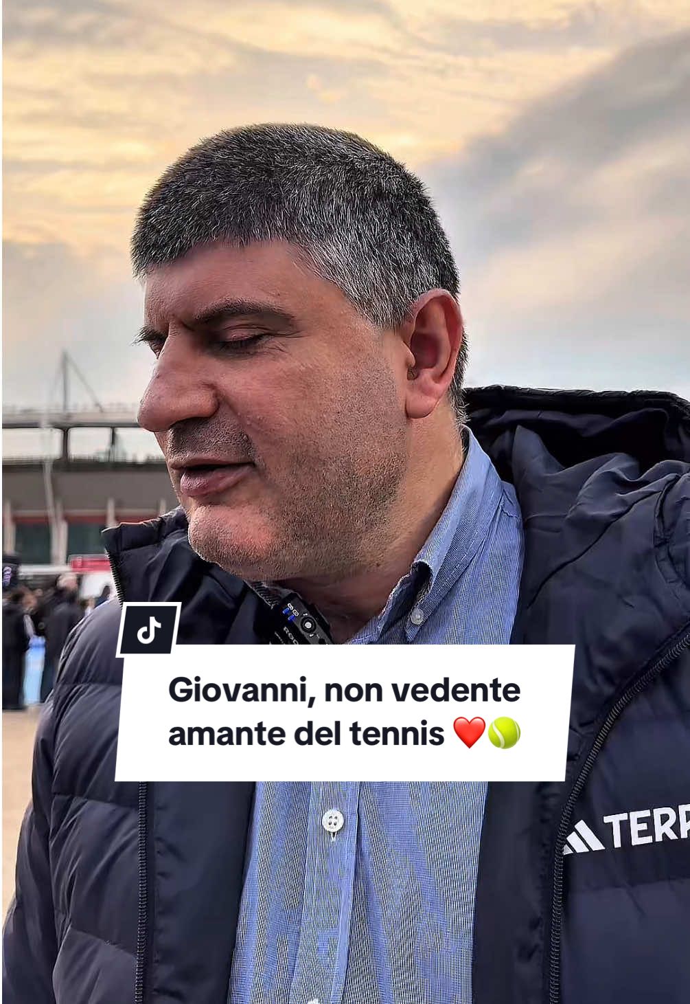 Come ci ha detto, lui non le ascolta le partite, le vede, a modo suo.✨ Giovanni Guzzo, non vedente fin da piccolo, è innamorato dello sport. Che sia praticato o vissuto in un palazzetto, lo sport è sempre stato una costante nella sua vita.💛 Tre volte campione italiano di judo paralimpico, Giovanni è un grande appassionato di tennis, tanto da non perdersi nemmeno una partita alle #NittoATPFinals.  Anche oggi sarà al suo solito posto per tifare Jannik Sinner! 🤩 
