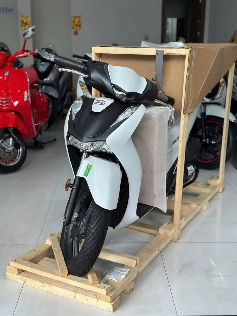 ✅HONDA SH 150i ABS Nhập Ý 2025✅ ❤️Màu Trắng❤️ Chỉ Với 28 Triệu Là Đã Có Xe Sử Dụng🤝 Giá bán : 28.000.000 VNĐ ( 28 triệu đồng ) -Xe Mới 100% Chưa Qua Sử Dụng🤝 -Xe Nhập Khẩu Nguyên Chiếc Không Thuế Hải Quan🤝 -Giá Đã Bao Gồm Hết Tất Cả Các Chi Phí 🤝 -Hổ Trợ Đăng Kí Giấy Tờ Cà Vẹt-Biển Số-Chính Chủ -Hổ Trợ Vận Chuyển Giao Xe Cho Khách Ở Xa -Chốt Xe Liên Hệ Trực Tiếp Zalo  -Uy Tín- Chất Lượng- Bảo Mật Thông Tin