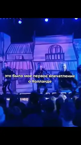 мне нечего сказать  Том Холланд (полное имя — Томас Стэнли Холланд) — британский актёр, известный ролью Питера Паркера / Человека-паука в фильмах киновселенной Marvel.  kino.mail.ru ru.wikipedia.org* ria.ru Tom Holland reveals one of the Spider-Man actors wore a fake bum What to Watch Биография Родился 1 июня 1996 года в Кингстоне-апон-Темсе (Лондон, Великобритания). Вырос в творческой семье: мать Никола — известный фотограф, отец Доминик — комик, писатель, актёр и телеведущий. У Тома есть три младших брата: близнецы Сэм и Гарри (1999) и Пэдди (2004).  ru.wikipedia.org* ru.kinorium.com ria.ru Карьера: Начал карьеру в девять лет, когда записался в танцевальный кружок. Хореограф заметил его и пригласил на прослушивание в мюзикл «Билли Эллиот» в лондонском театре Виктория-палас. В кино дебютировал в драме-катастрофе «Невозможное» (2012) в роли туриста-подростка, попавшего в цунами. Широкую известность принесла роль Человека-паука в шести фильмах киновселенной Marvel, начиная с кинокомикса «Первый мститель: Противостояние» (2016).   ru.wikipedia.org* en.wikipedia.org Фильмография Некоторые фильмы с Томом Холландом: «Человек-паук: Возвращение домой» (2017) — Питер Паркер / Человек-паук (главная роль); «Человек-паук: Вдали от дома» (2019) — Питер Паркер / Человек-паук (главная роль); «Человек-паук: Нет пути домой» (2021) — Питер Паркер / Человек-паук (главная роль); «Анчартед: На картах не значится» (2022) — Нэйтан Дрейк (главная роль); «Переполненная комната» (2023) — Дэнни Салливан (главная роль).   kino-teatr.ru Также актёр снял короткометражный фильм «Твит» и озвучил роли в анимационных фильмах «Камуфляж и шпионаж» и «Вперёд».  ru.wikipedia.org* Личная жизнь По данным на октябрь 2025 года, Том Холланд не женат. В январе 2025 года появились слухи об его помолвке с актрисой Зендаей Коулман.  24smi.org Награды Премия BAFTA — «Восходящая звезда» (2017). Три статуэтки «Сатурна». В 2019 году попал в список журнала Forbes 30 Under 30. #tomholland #spiderman #rihanna #umbrella #marvel #avengers #fyp #recommendations 