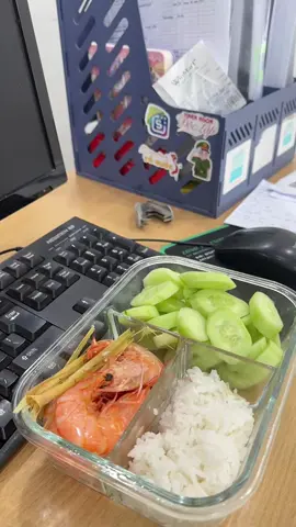 Lương 5tr thì ăn gì mỗi ngày ? Hôm nay mang cơm đi làm có: - Tôm hấp - Dưa chuột - Cơm trắng Chi phí ~ 35🌱 #comngondilam #homnayangi #xuhuong #ancungtiktok