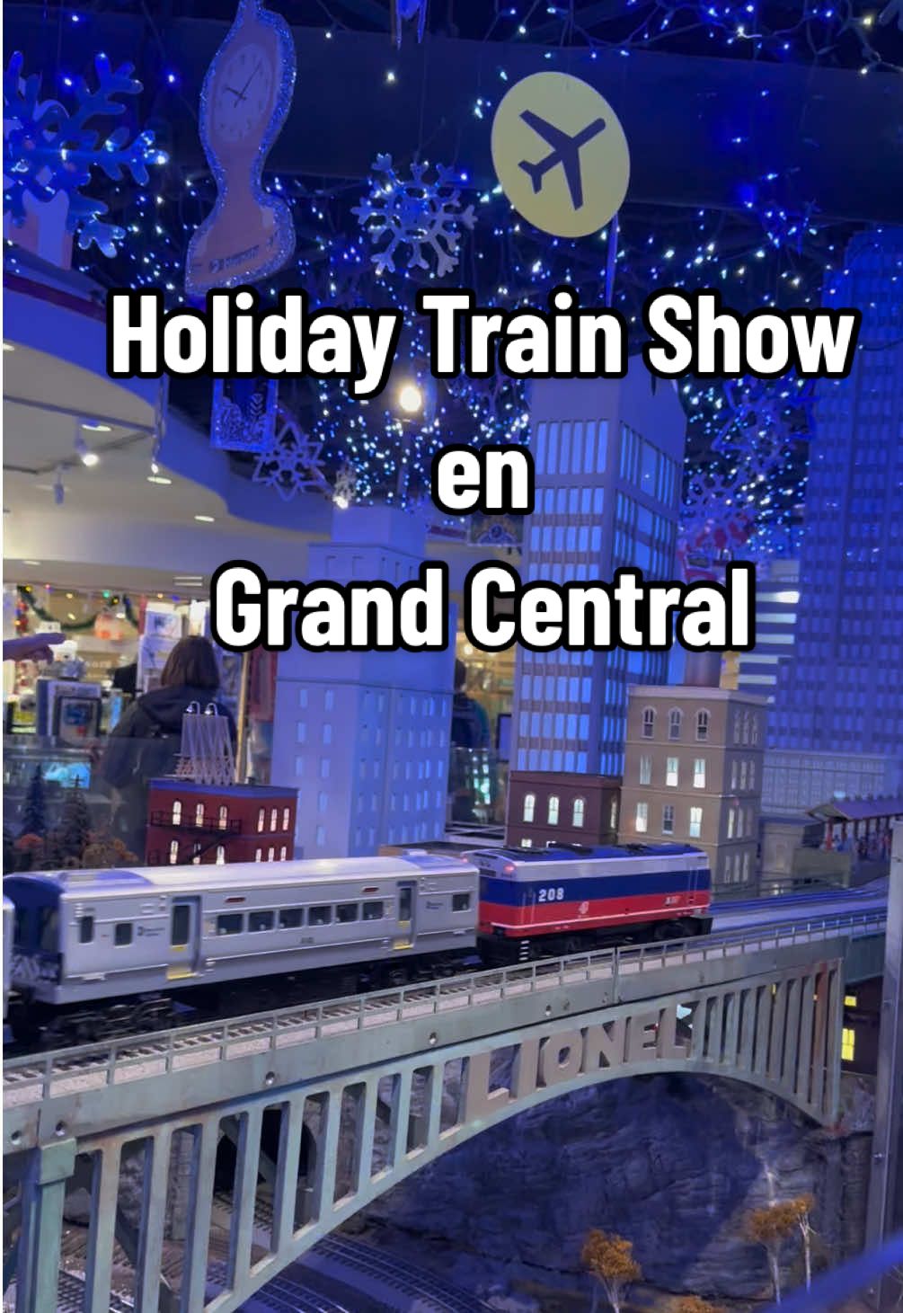 🚂✨ ¡Regresó el Holiday Train Show a Grand Central! ✨🚂 Si amas los trenes o buscas un plan gratis por Navidad en Nueva York, este clásico te va a encantar. Aquí verás trenes en miniatura recorriendo paisajes urbanos, túneles, rascacielos y toda la magia del transporte de NYC en versión mini. Es un plan perfecto para familias, amantes de los trenes y para quienes quieren algo lindo y navideño sin gastar. 😍✨ 📅 Del 13 de noviembre de 2025 hasta febrero de 2026 ⏰  Lunes a viernes: 10:00 am – 7:30 pm Sábados y domingos: 10:00 am – 6:00 pm 💵 Totalmente gratis 📍 New York Transit Museum Gallery Annex & Store, dentro de Grand Central Terminal, en el Shuttle Passage.  Planeas venir a visitarlo?  . . . . . . . #nyc #navidad #trains #grandcentral #christmas 