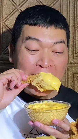 Mukbang Gà Rán Giòn Jollibee với Sốt Phô Mai Béo Ngậy #Mukbang #ĂnCùngTikTok #GaGionVuiVe #FriedChicken #JollibeeVietNam 