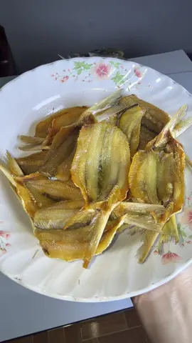 ทอดแล้วได้แบบนี้ค่ะ สีสวย กรอบอร่อย ไม่เค็ม #ปลาบ้าสีไร้ก้างแดดเดียว #ปลาแดดเดียว #ปลาทะเลธรรมชาติ #ปลาบ้าสี #เมนูดังtiktok 