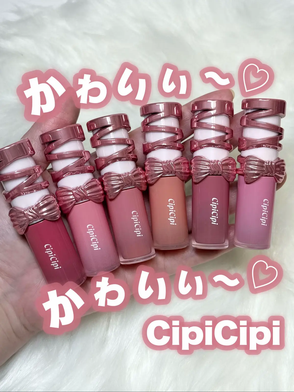 ———-♡——————–♡——— CipiCipi デューイフィルムティント R 1,430円(税込) ———-♡——————–♡——— もちぷる唇つづくオイルコーティングティントがリニューアル！ このリボンデザイン優勝してない？ 可愛すぎて語彙力どっか行っちったよ！ 01 Berry Lollipochu ブックマーク必須 注目集めるちゅるんピンク 02 NENMAKU Peach うるぴゅあ唇に仕上げる じゅわももピンク 03 All Day Pink どんな気分のわたしにもマッチ オールマイティピンク 04 Glow Peachu つやめいてとろける ふわ甘ベージュピーチ 05 Cherry Milk Latte こなれたムードを演出 ミルキーチェリーモーブ 06 Melloberry きゅんと甘い夢心地 コットンキャンディピンク リニューアルでパッケージだけでなく、落ちにくさはそのままクリア感UP＆塗り心地のなめらかさUPしたよ♪ これはマストバイ！ チェックしてみてね！ #プロモーション  #シピシピ  #パケ買いコスメ  #コメントチャレンジ#Lemon8 