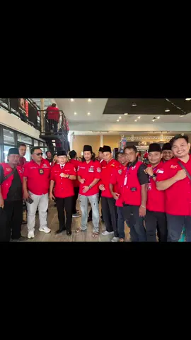 Pelantikan dan pengukuhan Pengurus MADAS (Madura Asli Sedarah) DPAC Balongpanggang berlangsung sangat istimewa dan penuh khidmat. Prosesi penting ini dihadiri dan dikukuhkan langsung oleh Ketua Umum DPP MADAS Bung Taufik, S.H., S.I.K., M.H. Acara juga semakin bermartabat dengan hadirnya sejumlah tokoh terhormat, antara lain: • Bapak Sudadi, Anggota DPRD Kabupaten Gresik Komisi IV • Camat Balongpanggang Nur Salim • Danramil, Babhinsa, dan Kepala Desa setempat • Ketua DPC Advokat Perwadi Gresik, Bapak Muhammad Toha, S.H., M.H. • Serta tidak ketinggalan Gus Aulia, SE., S.H., M.M., M.Ph Ketua LPK-RI DPC Kabupaten Gresik Kehadiran para tokoh tersebut menjadi bukti bahwa MADAS kini tampil lebih profesional, elegan, dan berwibawa, dengan komitmen kuat dalam sosial kemasyarakatan. Pesan Penting Ketua Umum DPP MADAS Dalam sambutannya, Bung Taufik menyampaikan pesan mendalam: “Abah Mat Yasin tidak butuh MADAS, namun MADAS lah yang membutuhkan Abah Mat Yasin. Kita hadir untuk memasyarakatkan serta mensosialisasikan MADAS agar selalu terdepan dalam sosial kemasyarakatan.” Sambutan tersebut disambut takbir dan tepuk tangan para hadirin sebagai bentuk komitmen bahwa MADAS hadir bukan sekadar organisasi, tetapi rumah sedarah bagi masyarakat Madura di mana pun berada. Sambutan Ketua DPC Gresik: Abah Salim Abah Salim, Ketua DPC MADAS Kabupaten Gresik menyampaikan rasa terima kasih mendalam: “Terima kasih kepada seluruh Ketua DPC dan DPAC se-Jawa Timur yang telah hadir. Semoga kepengurusan ini menjadi amanah, membawa manfaat, dan semakin memperkuat nilai sosial MADAS dalam kehidupan bermasyarakat.” Sambutan Camat Balongpanggang: Pentingnya Silaturahmi Camat Balongpanggang, Bapak Nur Salim, memberikan sambutan singkat yang penuh makna: “Organisasi ini harus menjadi wadah silaturahmi, menjaga persaudaraan, serta tetap profesional dalam setiap gerak langkahnya. Bila kebersamaan dijaga, maka maslahat besar akan tercipta bagi seluruh masyarakat.” Susunan Pengurus MADAS DPAC Balongpanggang (Sesuai dokumen resmi yang ditetapkan) Penasihat: • H. Maskur • Ainur Rofiq • H. Warsito • H. Abbas Ketua :H. Mat Yasin Wakil Ketua I : Kodir Wakil Ketua II : Irul Sekretaris: Sauwir Bendahara: Isma Edi Wakil Bendahara: Misnadi Panglima Korlap: • Abdul Bekih • Dullatip Humas: Abdul Holis Koordinator Lapangan (Koorlap): • Abd. Kabir • Jamaluddin • Asmi Staf Khusus: • Fitri • Juhar Pentingnya Silaturahmi & Profesionalisme Organisasi Pelantikan ini menegaskan kembali dua pilar utama Madas #galeri_madas_dpc_tangerang_kota 