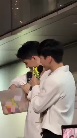 (( พี่ยอขอโมเม้น พี่วอร์ให้ไปดูX )) พี่ยอ : ไม่เล่นโซเชียล yy : ไม่เล่นโซเชียล แล้วมานั่งตรงนี้ได้ไง คือหยิ่นจะหยุดยัง 55555555 #FriendsofDestinyYinWar  DESTINY CLINIC YINWAR NOV#YINWAR #หยิ่นวอร์ #yinyin_anw @yinyin_anw @warwanarat #warwanarat 