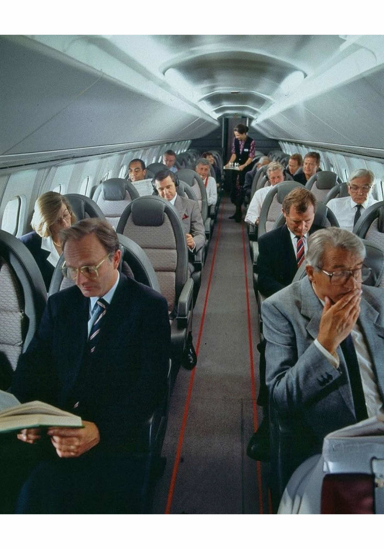 A maioria das pessoas não faz ideia de como a cabine continua totalmente controlada durante a turbulência, especialmente à noite. O que parece caos para quem está na poltrona é, na verdade, precisão pura lá na frente. Os pilotos voam 100% por instrumentos quando a visibilidade some, lendo altitude, velocidade, radar e tomando decisão a cada segundo. No Boeing 737, o próprio avião é projetado para flexionar e absorver as rajadas de ar. O autopilot e os sistemas de controle mantêm a estabilidade, enquanto os pilotos monitoram qualquer desvio, ajustam velocidade e escolhem o melhor caminho no meio do ar instável. A sensação pode ser desconfortável para o passageiro, mas para quem está na cabine é apenas rotina, tecnologia e treinamento fazendo o que precisam fazer. #travel #viajar #aviacao #aviao #viagem