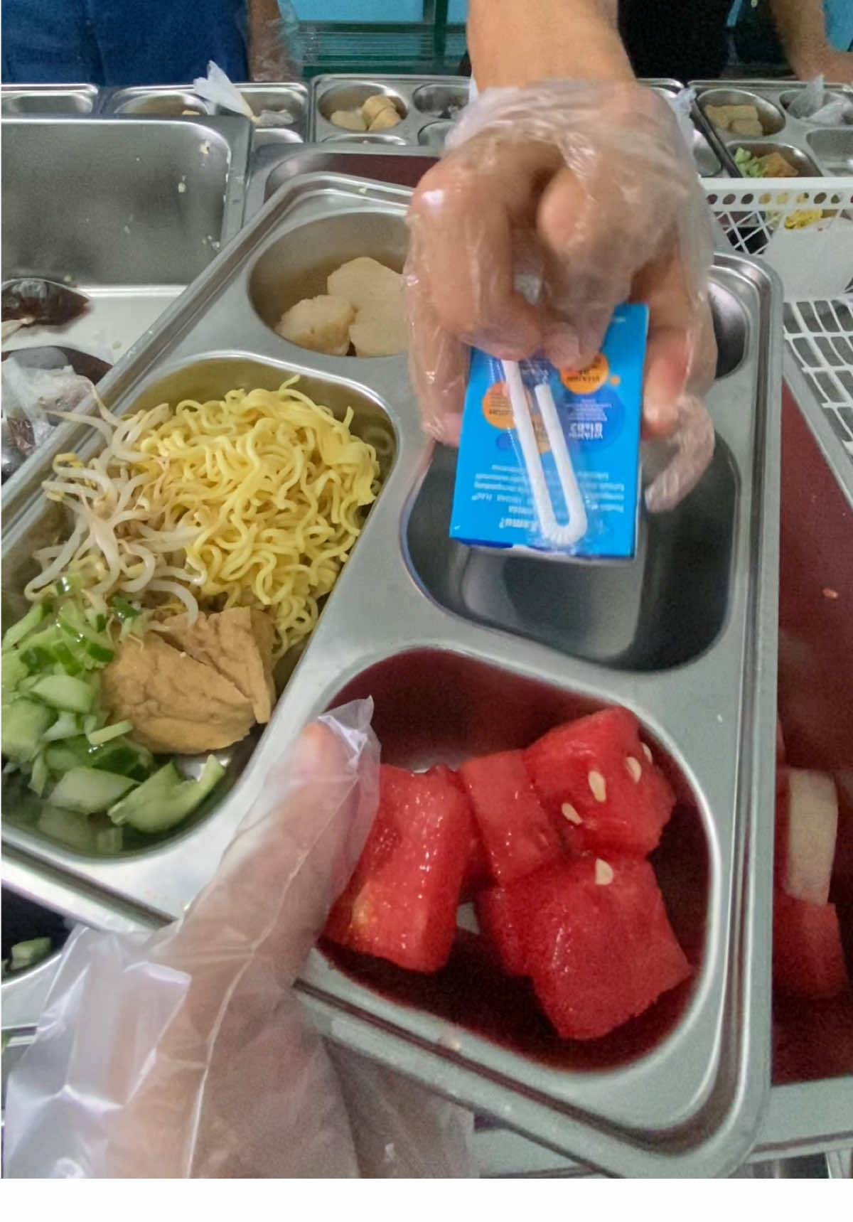 menu MBG hari Jum’at, tanggal 15 November 2025 😍🫰🏻 • Mie  • Tahu+toge+timun • Pempek  • Susu • Buah semangka • Cuka #mbg #makanbergizigratis #badangizinasional #prabowo #prabowosubianto 