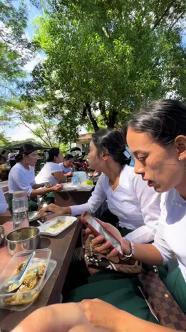 ကြုံသလို စားတတ်သွားပီ🤭#schoolmemories 