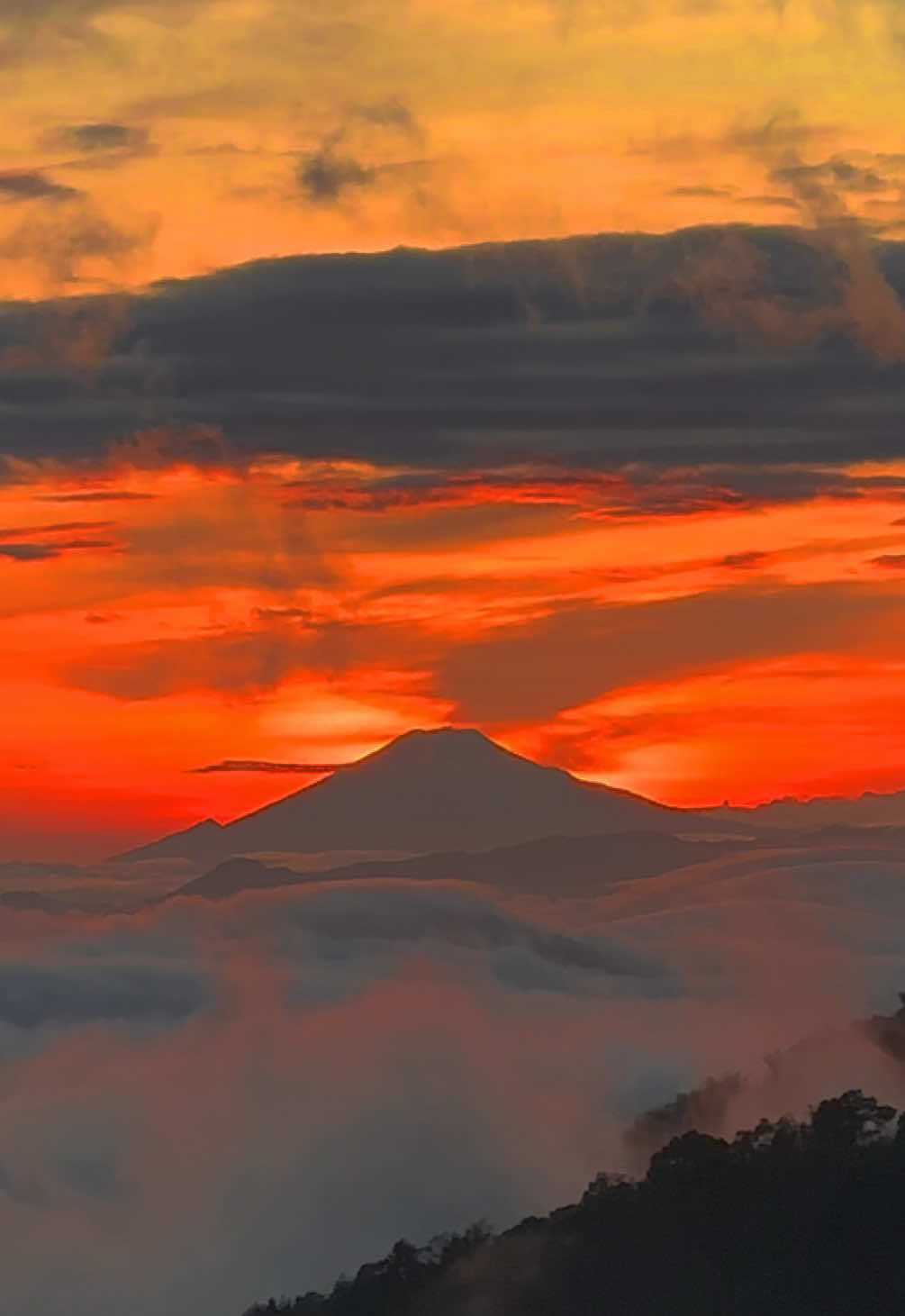 Buah keheningan adalah ketenangan 🙇🏻 #jabar #bukitpamoroan #sunrise #rilex #majalengkapride🏴‍☠️ 