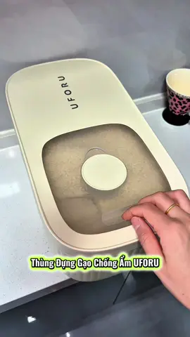 Có thùng đựng gạo nắp trượt trong nhà thật tiện lợi! Tôi không còn phải lo gạo bị đổ ra ngoài mỗi khi cần múc để nấu cơm nữa. Thùng đựng không chỉ có dung tích lớn và khả năng đóng kín tuyệt vời mà còn rất đẹp mắt và phù hợp mang theo đi khắp mọi nơi!! #giadungnhabep #thungdunggaothongminh #thungdunggao20kg #uforu #jizonguyen 