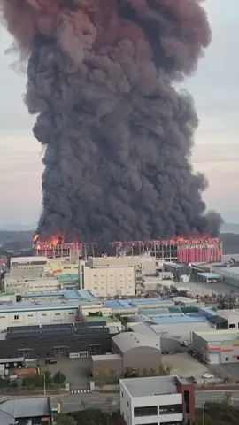 Cháy lớn tại Trung tâm Hậu cần Thời trang E-Land (Cheonan, Hàn Quốc)!  - Vụ cháy xảy ra lúc 6h10 sáng 15/11/2025, Lửa bùng phát từ tầng 3-4, thiêu rụi 2 tầng hoàn toàn tại kho 193.000 m², hub thời trang lớn nhất châu Á của E-Land (New Balance, Fila…). Không thương vong về người nhưng khói đen dày đặc, giao thông tê liệt. Thiệt hại hàng trăm triệu USD, có thể ảnh hưởng chuỗi cung ứng thời trang Hàn – Việt. 60 xe cứu hỏa + 129 lính dập lửa 9,5 tiếng mới khống chế đám cháy.