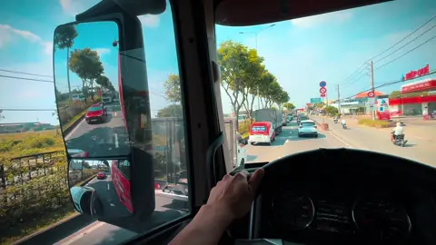 thức từ sáng sớm cho đến tới ..đêm khuya tranh thủ ngủ một giấc để tiếp tục đi..Ôi cái cảnh ngồi nhiều mà muốn nhức nhức cái lưng..chỉ vì mấy đồng lương mà phải đi hàng nghìn ..KM..số.🤣