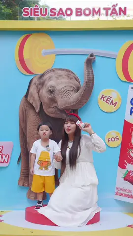 Nay mẹ dẫn bé Nì đi gặp Idol , hời ơi mê lắm á mấy cô ngày nào cũng đòi gặp Siêu Sao Bom Tấn với Cao Thế mãi thôi ?🙄 📍Thời gian: 7h-17h ngày 14-16/11 📍Địa điểm: Thảo Cầm Viên #Phunglai #NutifoodGrowPLUS #GrowPLUSvitraicay #ĐạiLộDinhDưỡng #CaoThếBomTấn