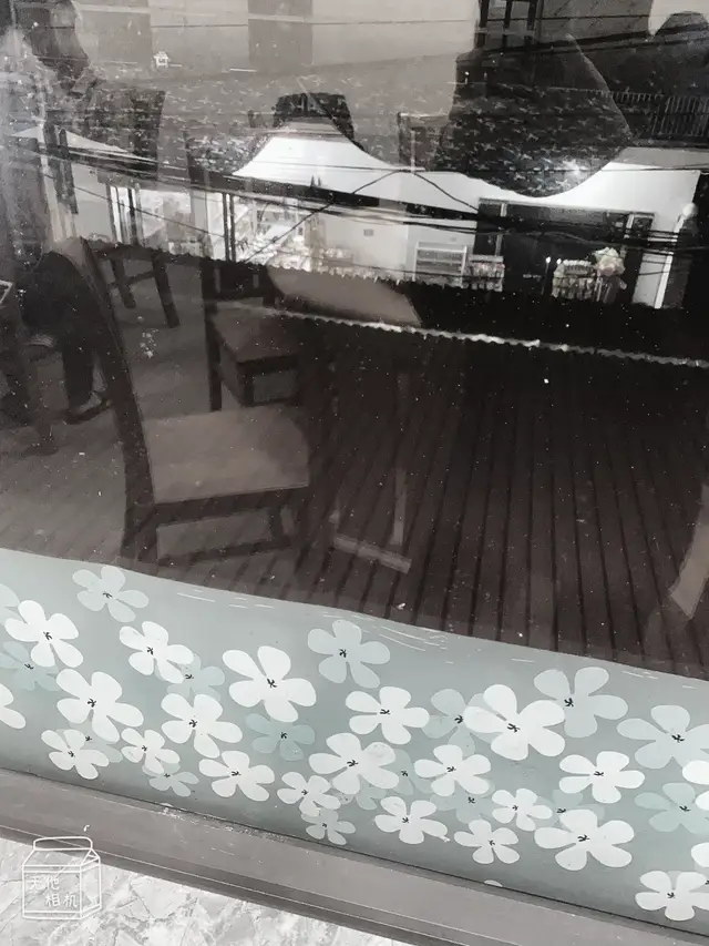 “Gửi đời chút muộn phiền… giữ luôn, tôi không lấy lại.” #dt 