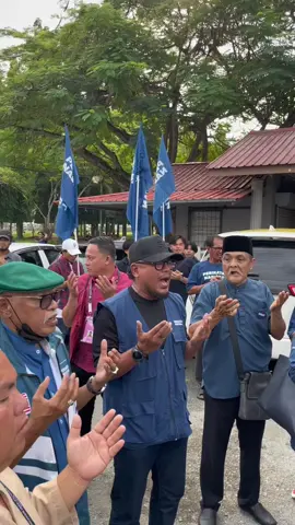 [VIDEO] SOROTAN | Suasana sesi penamaan calon hari ini bagi calon-calon dari kawasan KUDAT. Saya hadir memberi sokongan kepada semua calon sebegitu membantu kempen sahabat saya Saudara Muhammad Affan Jumahat CALON NO. 11 bagi N.04 TANJONG KAPOR. . بسم الله الرحمن الرحيم . 𝗠𝗢𝗚𝗔 𝗞𝗘𝗠𝗘𝗡𝗔𝗡𝗚𝗔𝗡 𝗕𝗨𝗔𝗧 𝗦𝗘𝗠𝗨𝗔 𝗖𝗔𝗟𝗢𝗡 𝗣𝗘𝗥𝗜𝗞𝗔𝗧𝗔𝗡 𝗡𝗔𝗦𝗜𝗢𝗡𝗔𝗟 𝗣𝗥𝗡 𝗦𝗔𝗕𝗔𝗛 | Pagi ini saya di penghujung Malaysia — Kudat mengiringi sahabat saya, saudara Muhammad Affan Jumahat bagi membantu kempen beliau selaku calon di N.04 - TANJONG KAPOR sebegitu pada pagi ini turut mengepalai pasukan perarakan membawa gelombang PERIKATAN NASIONAL di ranah bertuah KUDAT. . In Shaa Allah samalah kita doakan kemenangan buat saudara Muhammad Affan, seorang pemimpin muda yang cukup berpotensi memimpin TANJONG KAPOR ke mercu yang lebih baik, berdaya saing dan semakin membangun. Sebegitu turut mengiringi kesemua calon-calon lain yang bertanding di segenap DUN bawah parlimen Kudat ini dari N.01 Banggi, N.02 Bengkoka, N.03 Pitas dan mendoakan kemenangan bergaya 4-0 segenap perjuangan kita demi kebaikan dan kemajuan kejayaan berterusan rakyat SABAH! Gemilang baharu di bawah lembayung Perikatan Nasional. . #PrnSABAH #PerikatanNasional #KasiBagusSabah