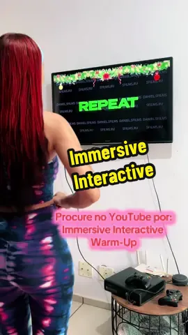 Entrei oficialmente no clima de Natal fazendo esse Immersive Interactive 😂✨ Gente, isso é viciante… me senti até controlando a TV com as mãos! Se eu aparecer aqui fazendo outras versões, finge costume 🎅🏻💃🏻 TodoDaJu #I#ImmersiveInteractiveN#Natal2025V#ViralDoTikTokPraVocê